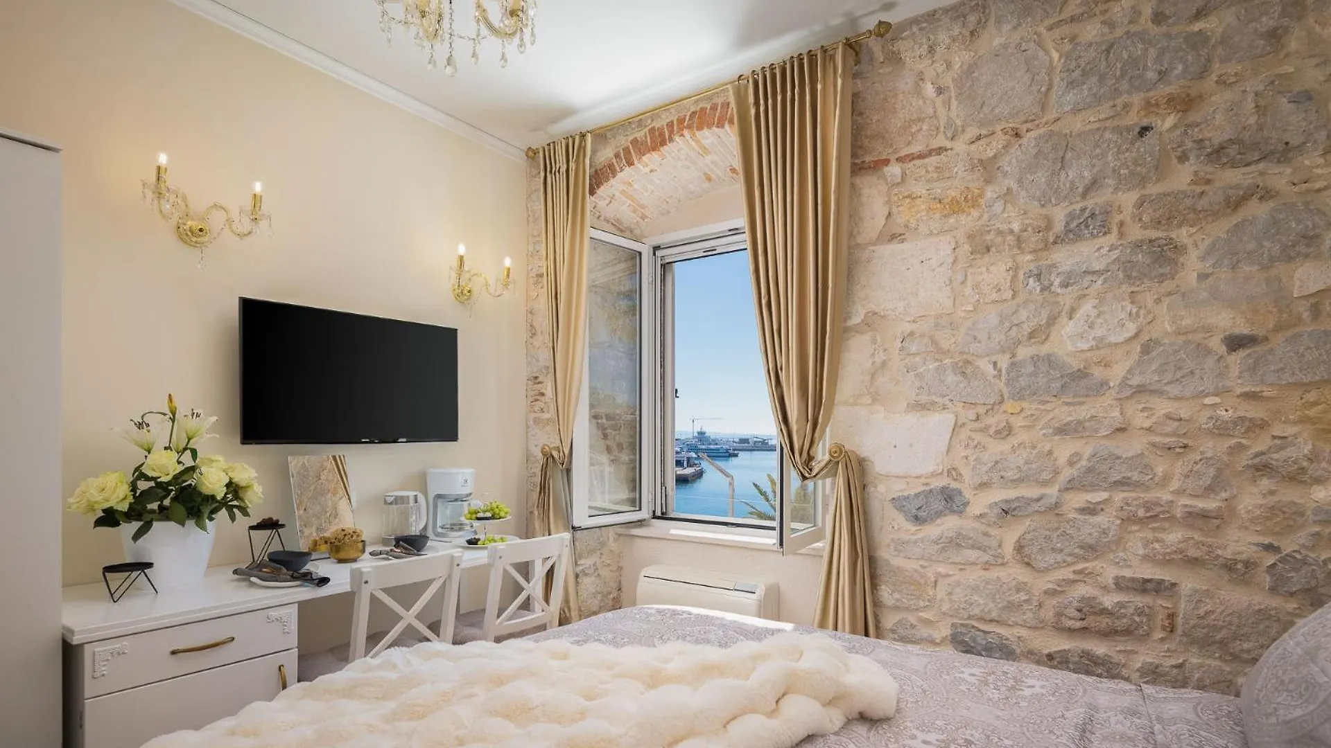 Luxury Rooms & Apartment - Riva & Sea View In Diocletian Palace 스플리트 0*,  크로아티아